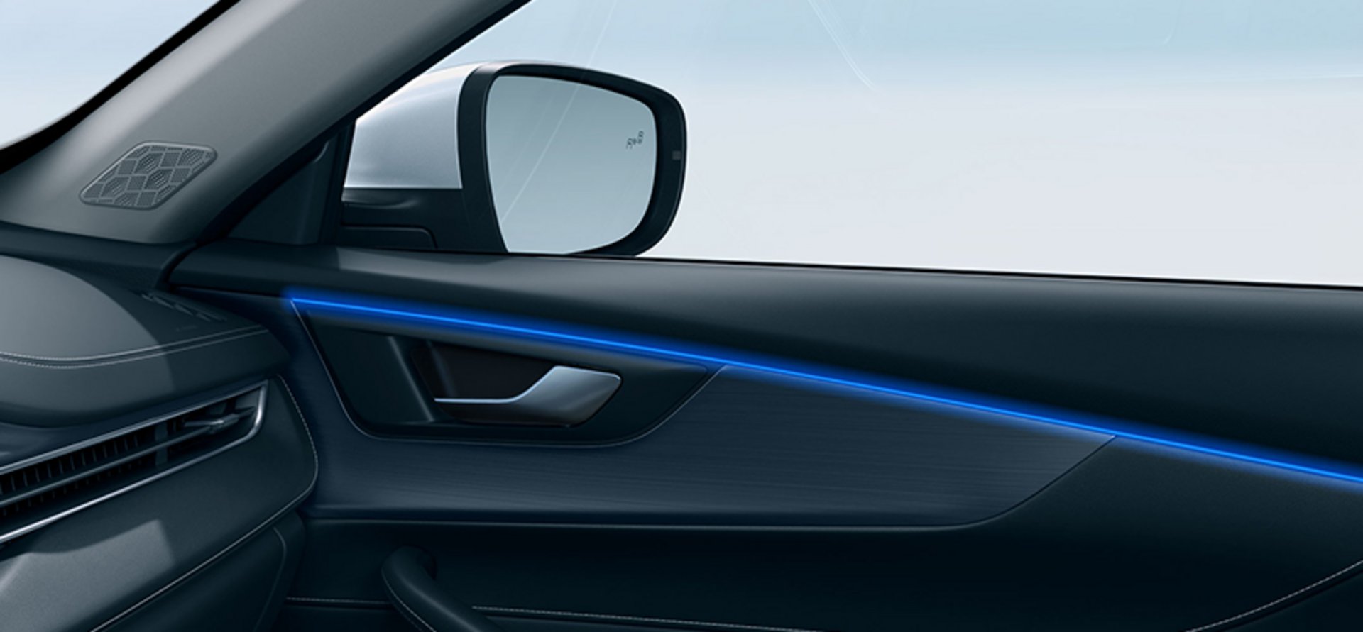CHERY TIGGO 4 HEV – oświetlenie ambientowe i system audio z sześcioma głośnikami