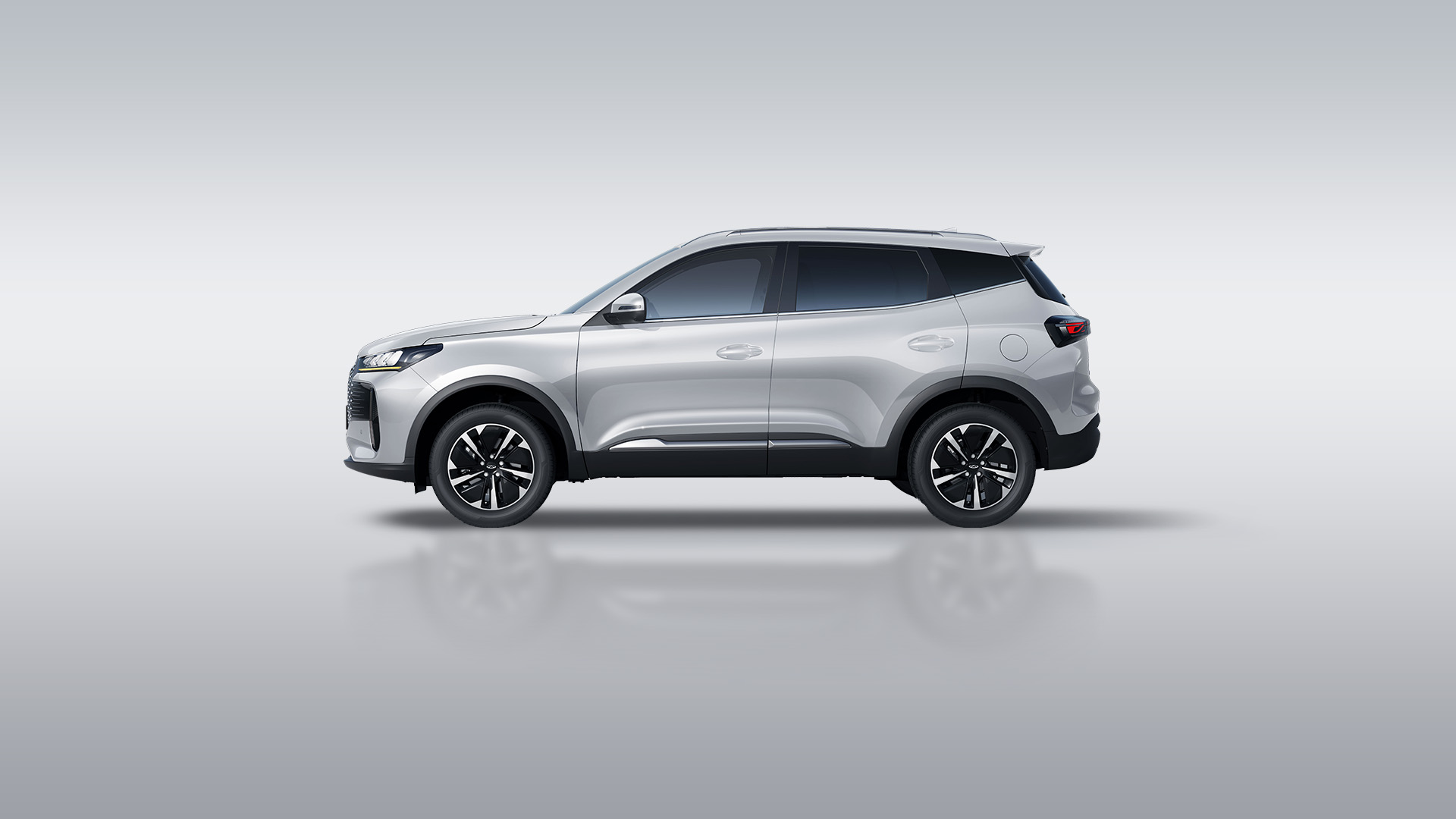 CHERY TIGGO 4 HEV – srebrny miejski SUV hybrydowy